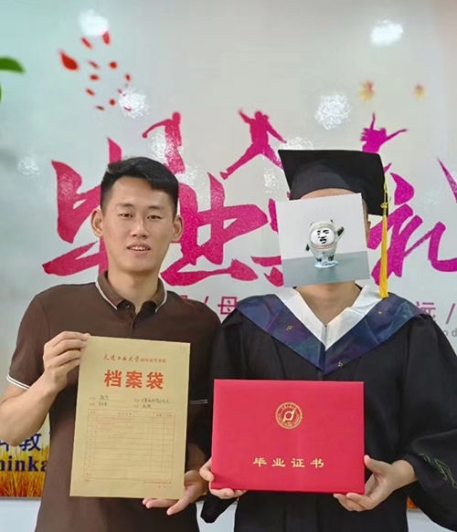 四平成人高考学生毕业合影
