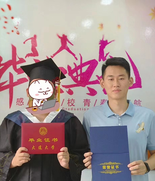 四平成人高考学生毕业合影