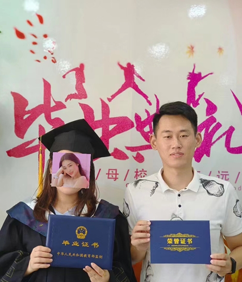 四平成人高考学生毕业合影