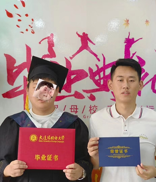 成人高考学生毕业合影