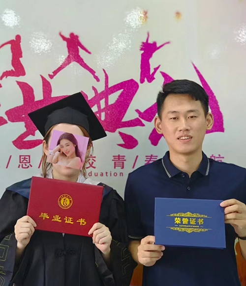 成人高考学生毕业合影