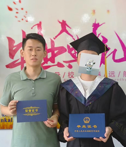 成人高考学生毕业合影